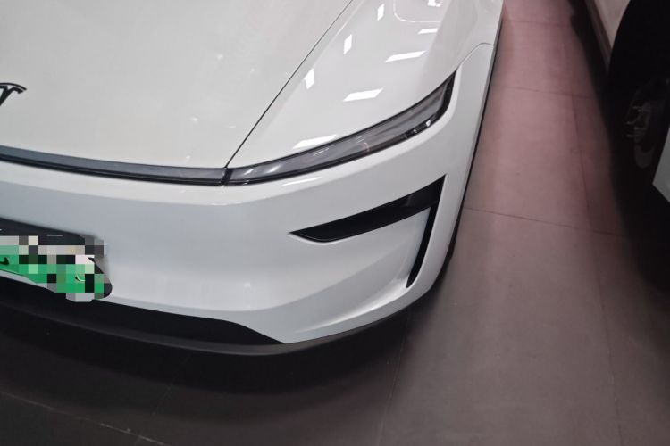 Used Tesla Model Y L 2025 Long-Range All-Wheel-Drive Version
