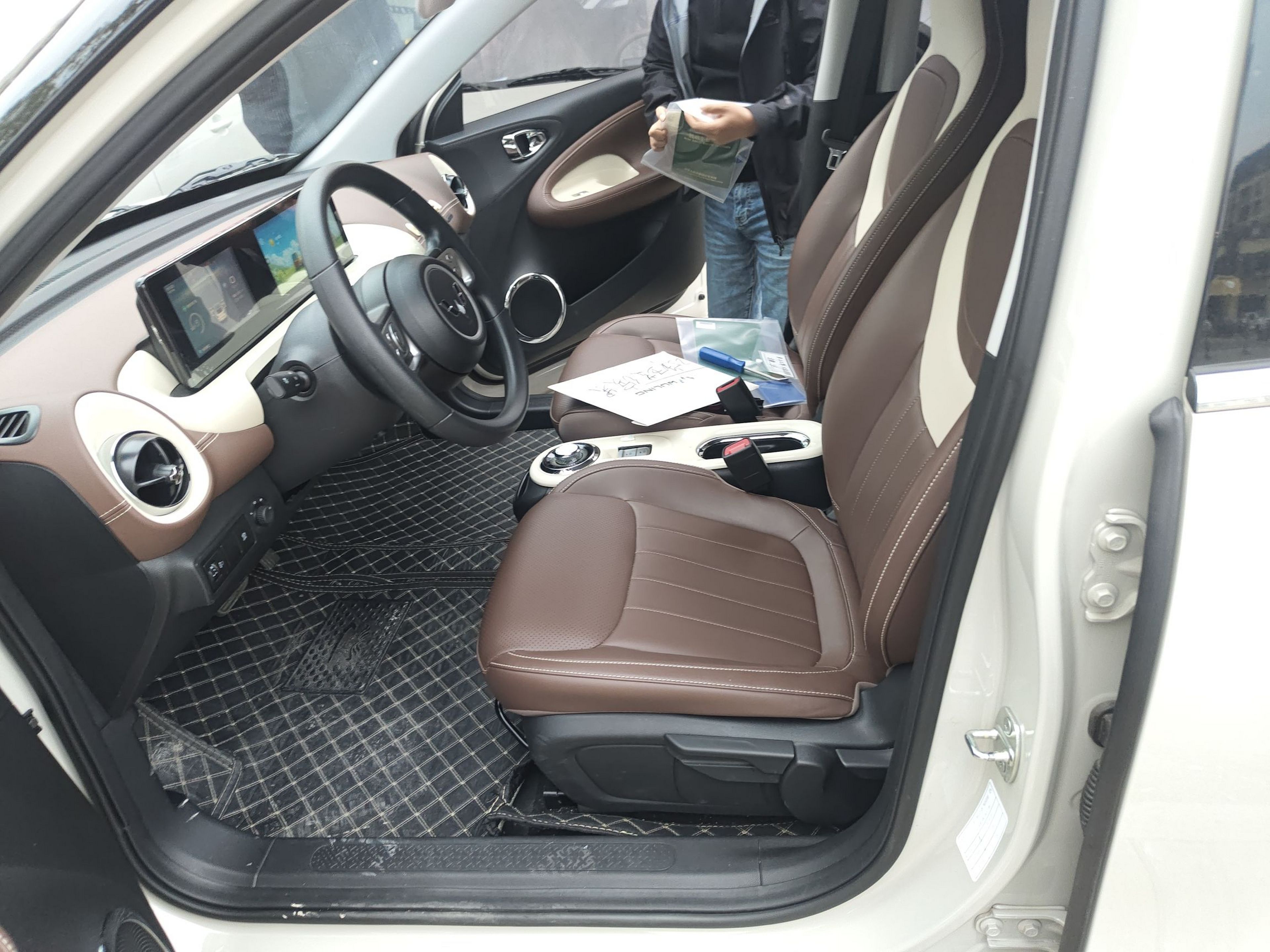 المقاعد الأمامية داخل السيارة