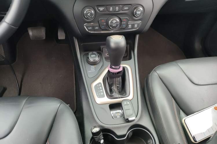 Used  Cherokee 2016 2.4L 75th Anniversary Edition
