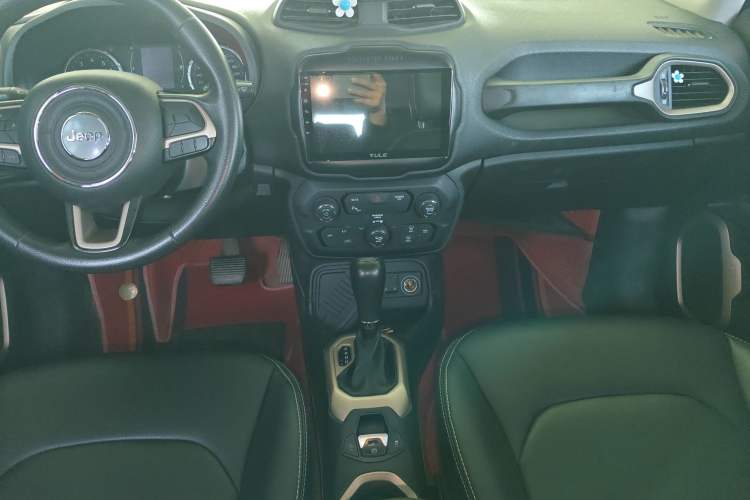 Used  Renegade 2018 Connected Large Screen Version 180T Automatic High-Energy Edition
