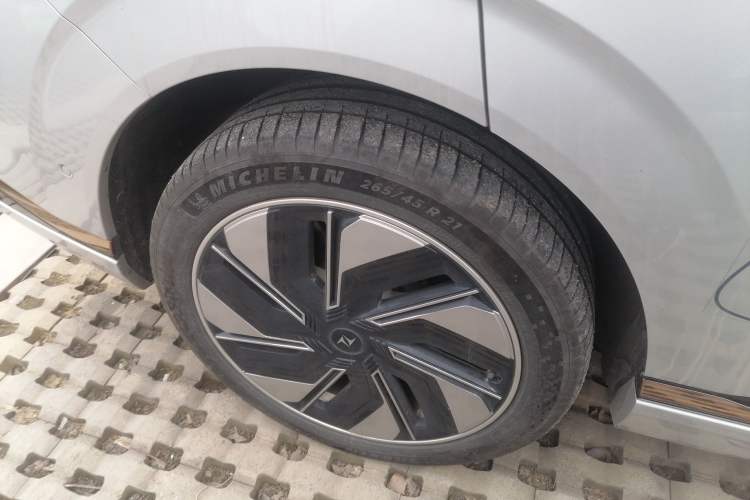 Used  eπ008 2025 210Max Range-Extended Version 5 Seats