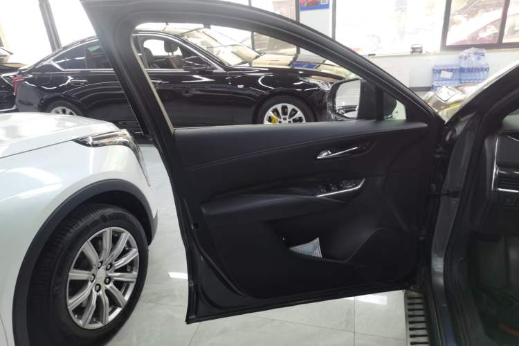 Used Cadillac XT4 2018 28T 4x4 Leading Sport Model
