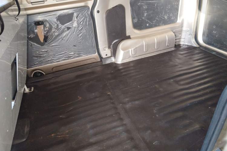 Used Wuling Hongguang V 2022 1.5L Jingqu Edition Enclosed-Window Vehicle with Electric Power Steering LAR
