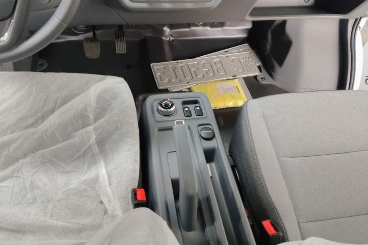 Used Wuling Yangguang 2024 300KM Comfort Version Passenger Van 75kW