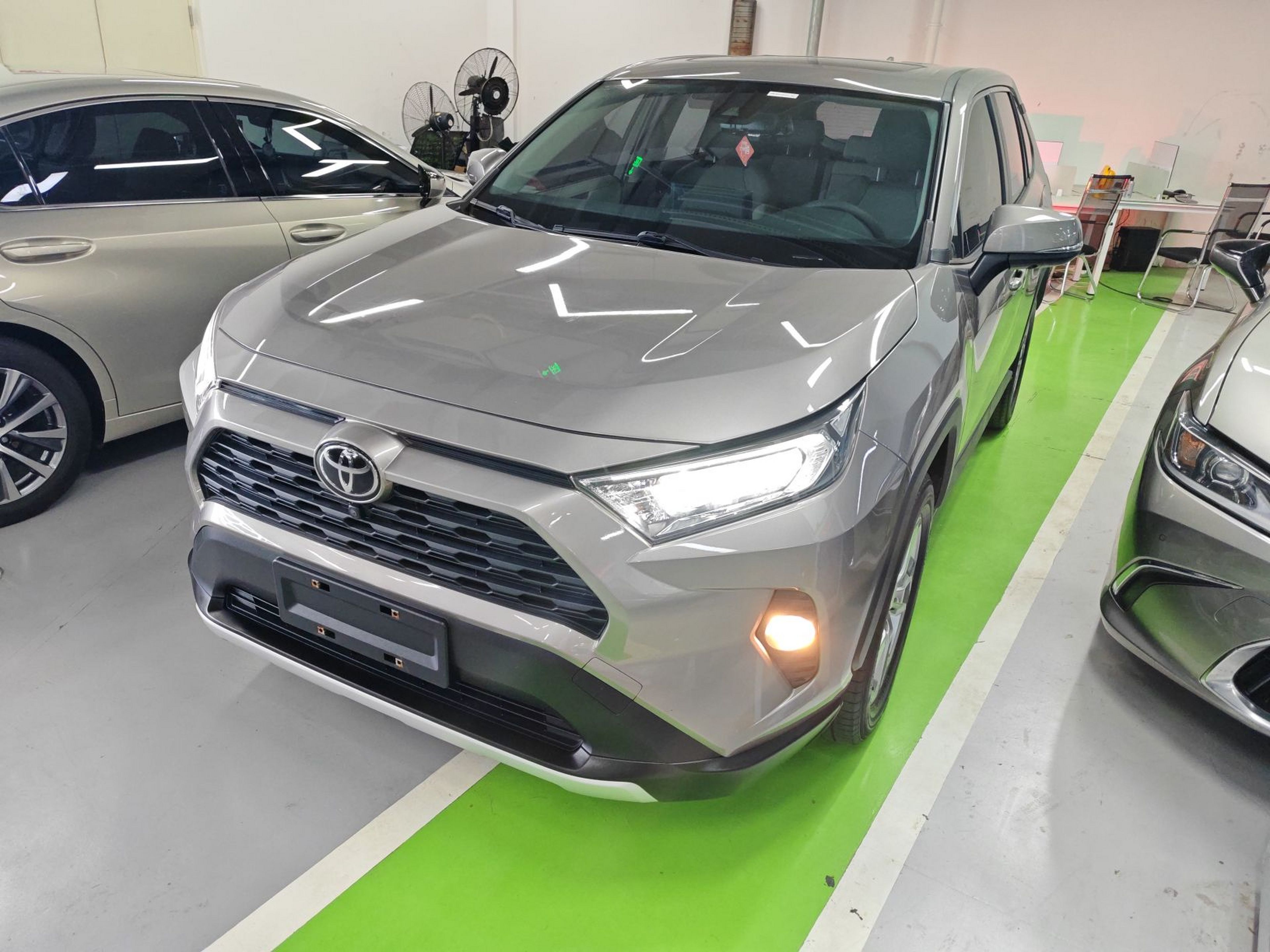 تحت مقدمة السيارة