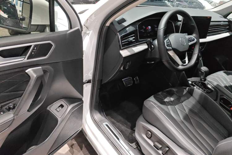 Used Volkswagen Tiguan L 2024 330TSI Automatic Two-Wheel Drive R-Line Enhanced Edition
