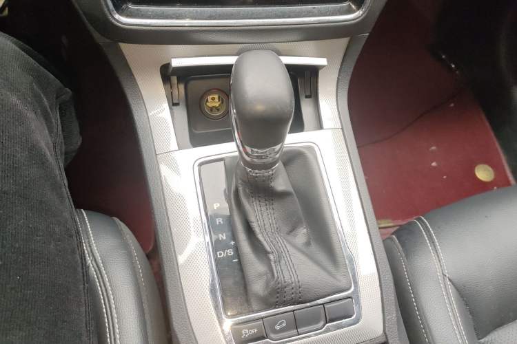 Used Roewe RX5 2016 20T Two-Wheel Drive Automatic Internet Smart Edition