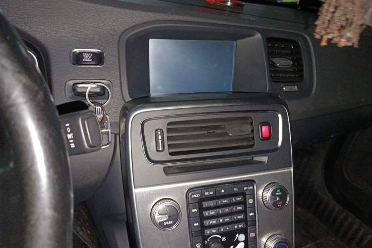 Used Volvo S60 2015 S60L 2.0T Zhiyuan Edition
