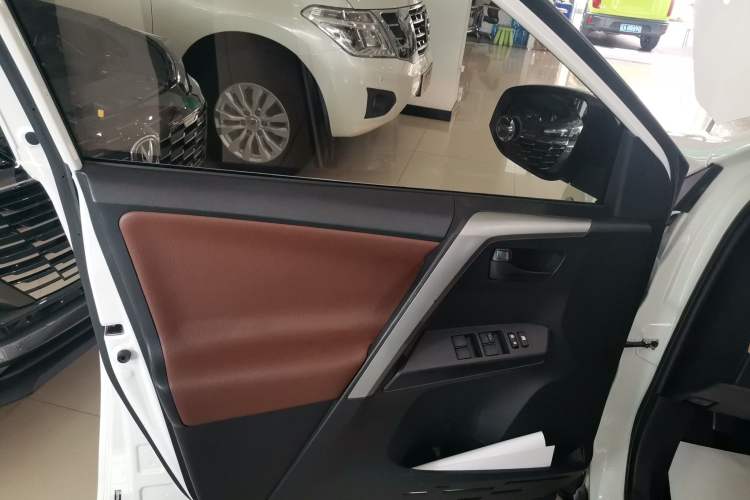 Used Toyota RAV4 2016 2.0L CVT Two-Wheel Drive Fashion Edition China V Standard
