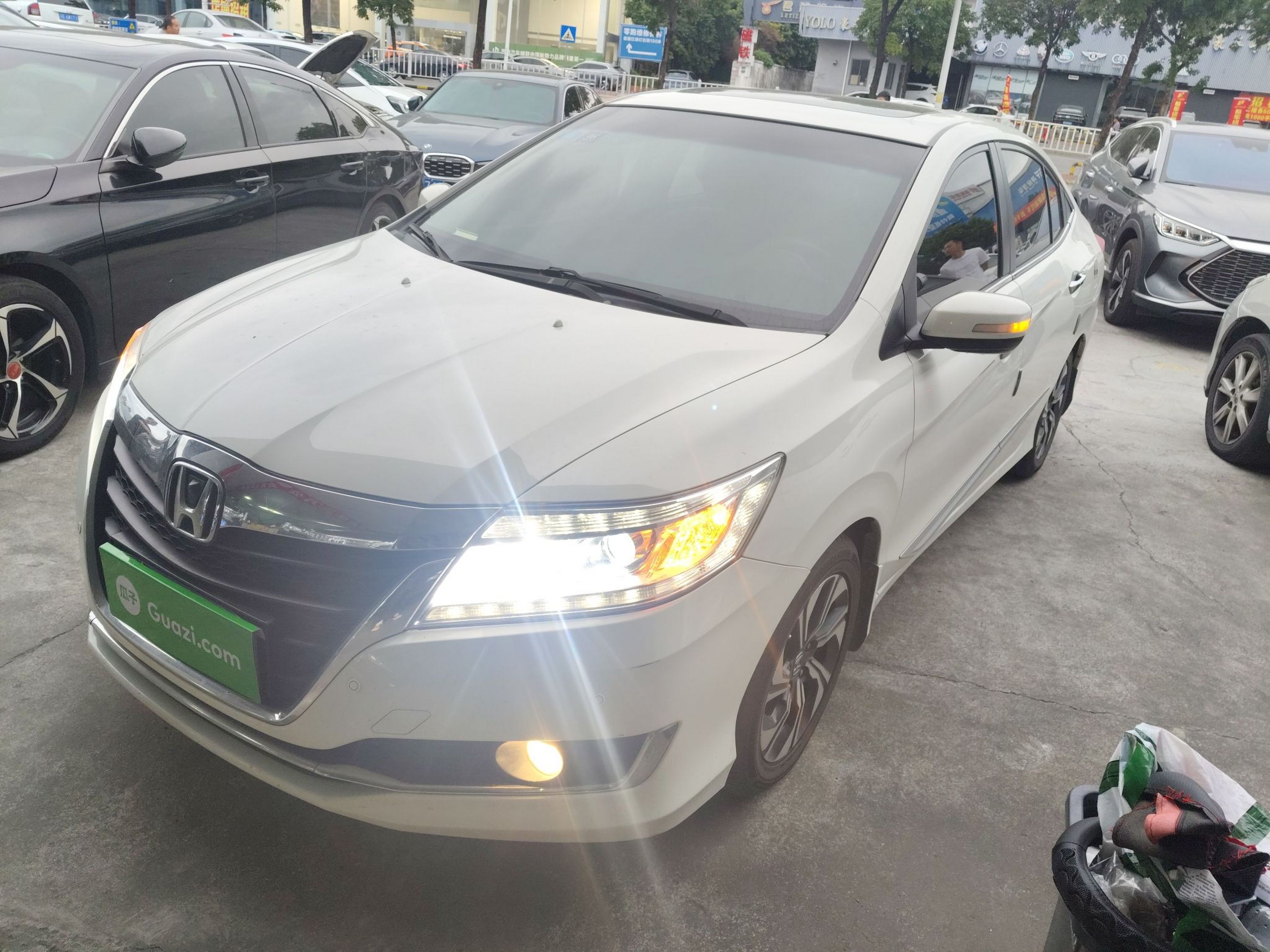 تحت مقدمة السيارة