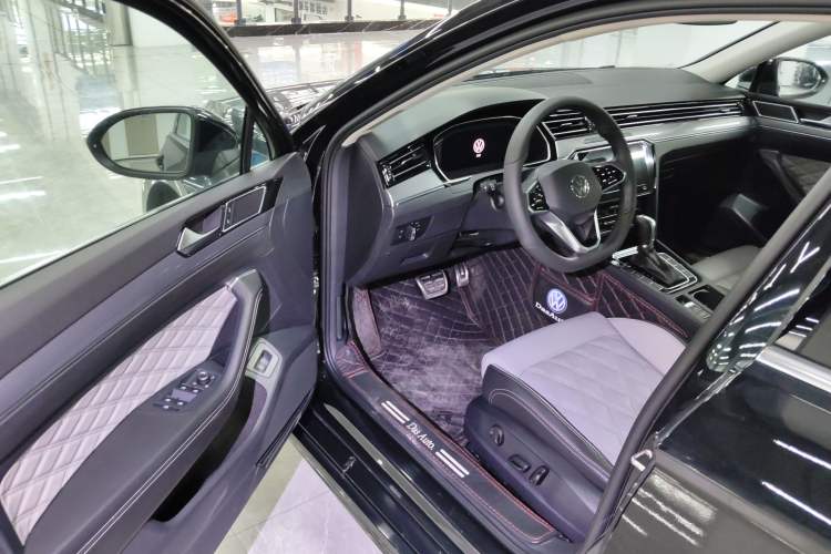 Used Volkswagen Magotan 2023 2 Million Units Limited Edition 330TSI DSG Leading Version
