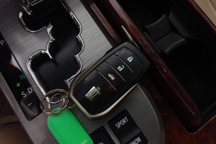 Used Toyota Crown 2012 2.5L Royal Leather Edition