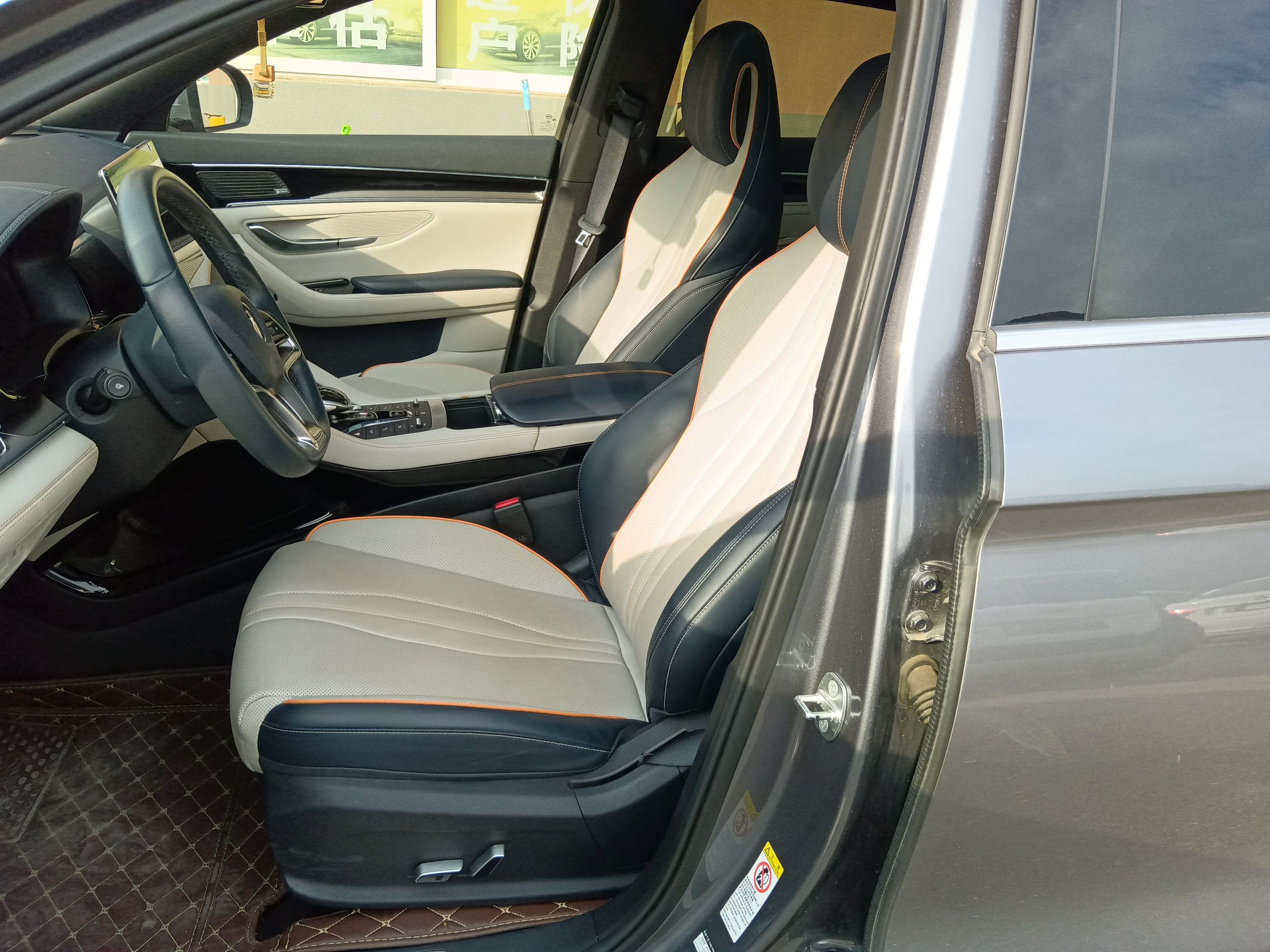 Переднее сиденье в автомобиле