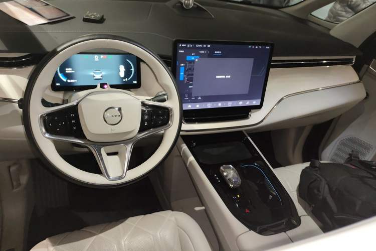 Used Volvo EM90 2025 Ultra Six-Seater
