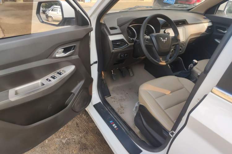 Used Wuling Hongguang 2019 1.5L S Comfort Edition China VI LAR
