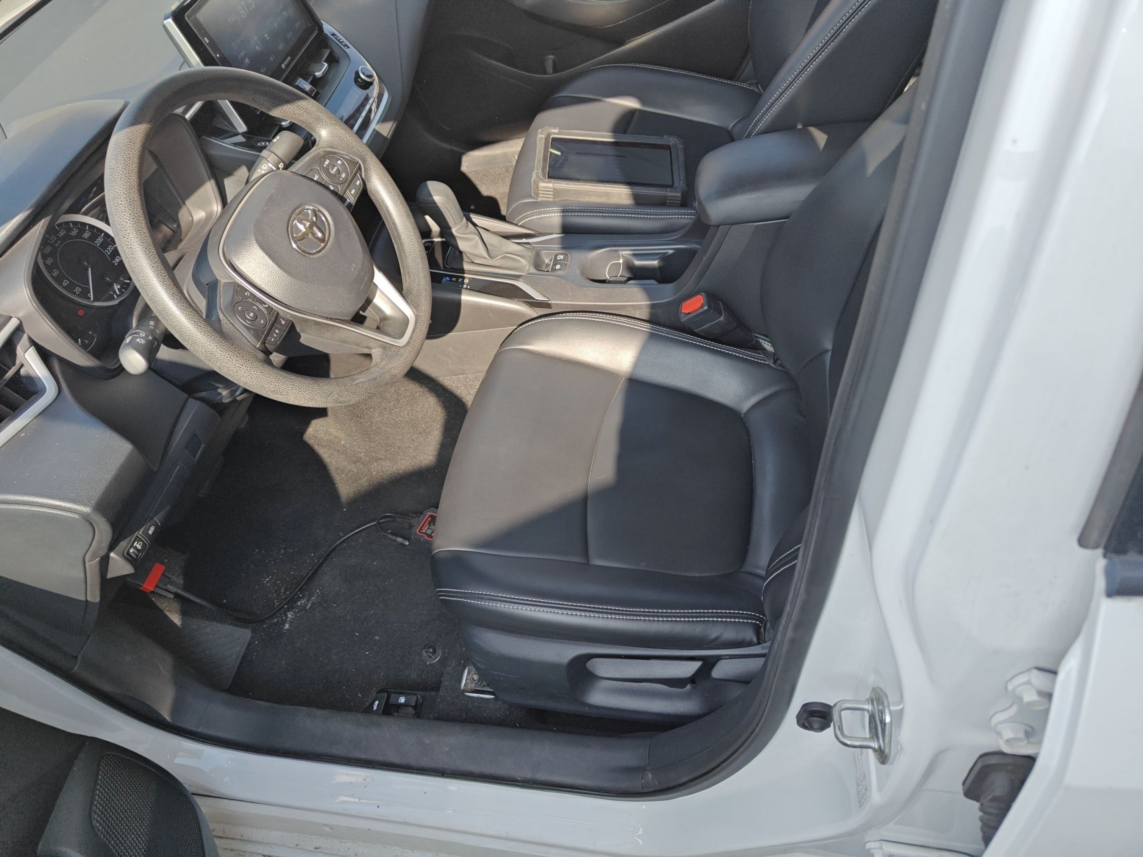 المقاعد الأمامية داخل السيارة