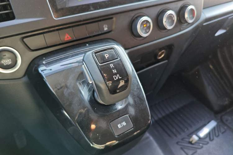 Used JMC Fushun 2023 2.0T Automatic Short-Wheelbase Mid-Top Commercial Multi-Purpose 6-Seater Passenger Vehicle
