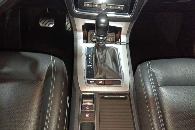 Used Roewe RX5 2016 20T Two-Wheel Drive Automatic Internet Smart Edition