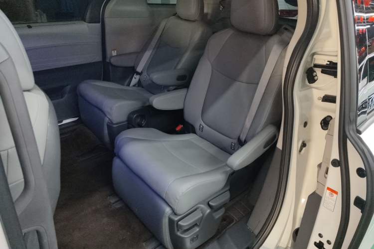 Used Toyota Granvia 2022 2.5L Hybrid Premium Edition