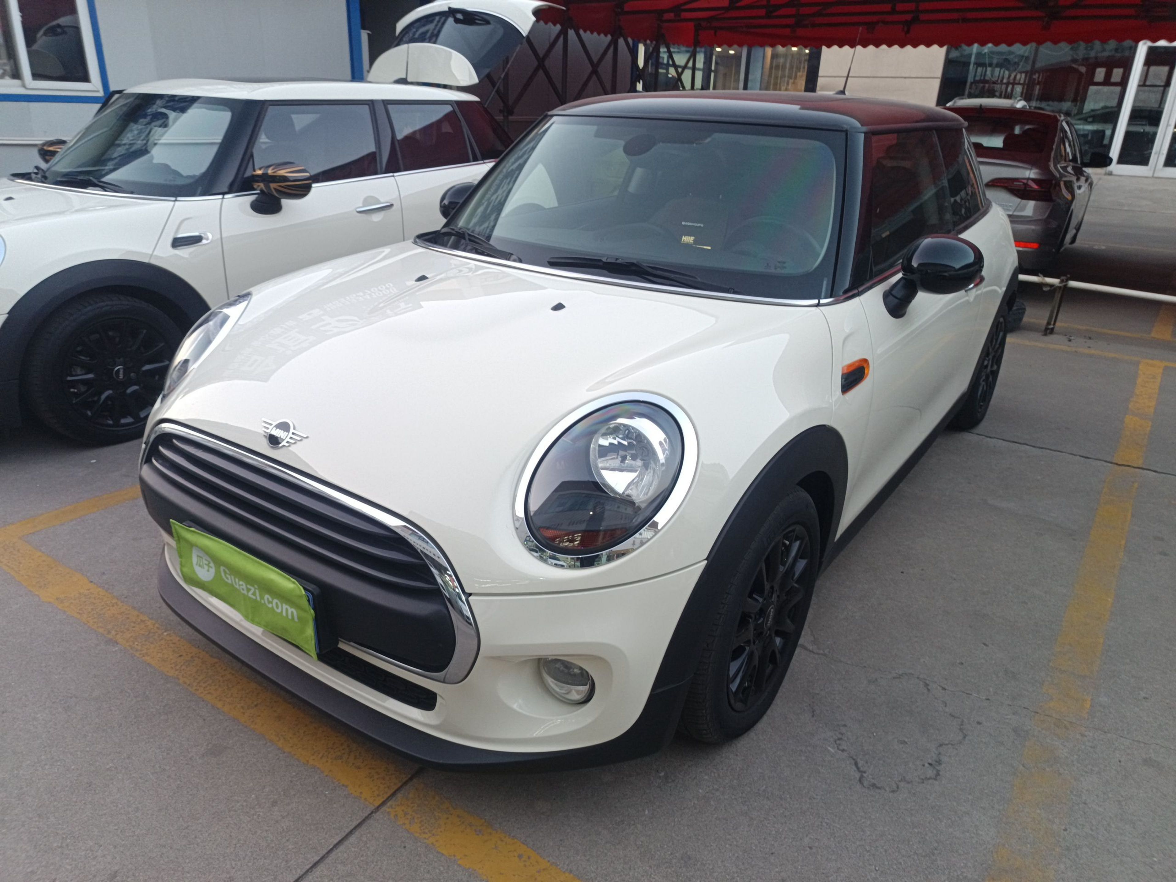 تحت مقدمة السيارة