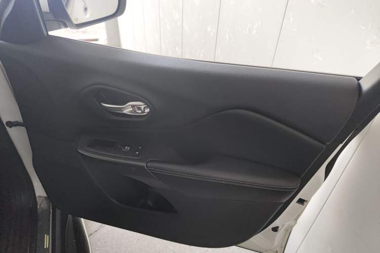 Used  Cherokee 2017 2.4L Professional Smart Edition
