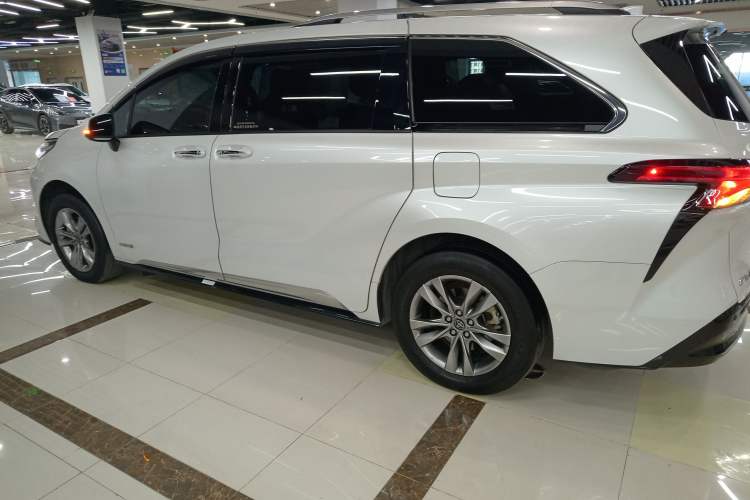 Used Toyota Sienna 2021 2.5L Hybrid Platinum Edition
