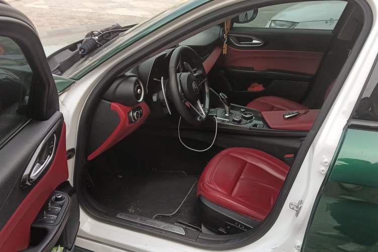 Used Alfa Romeo Giulia 2017 2.0T 280HP Luxury Edition
