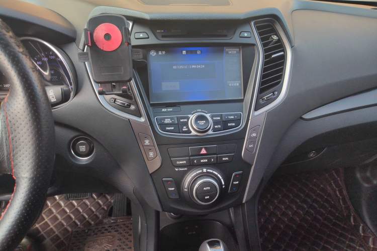 Used Hyundai Santa Fe 2015 2.4L Automatic Two-Wheel Drive Smart Version 5 Seats