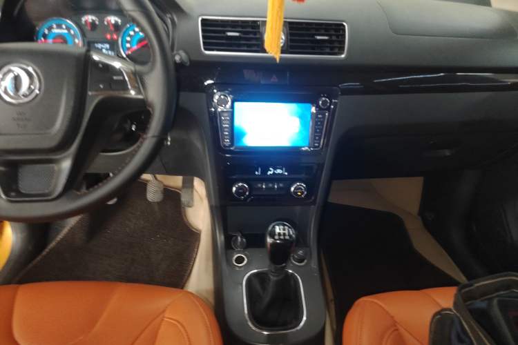 Used Dongfeng Fengon 370 2016 1.5L Manual Luxury Version SFG15-05 7 Seats
