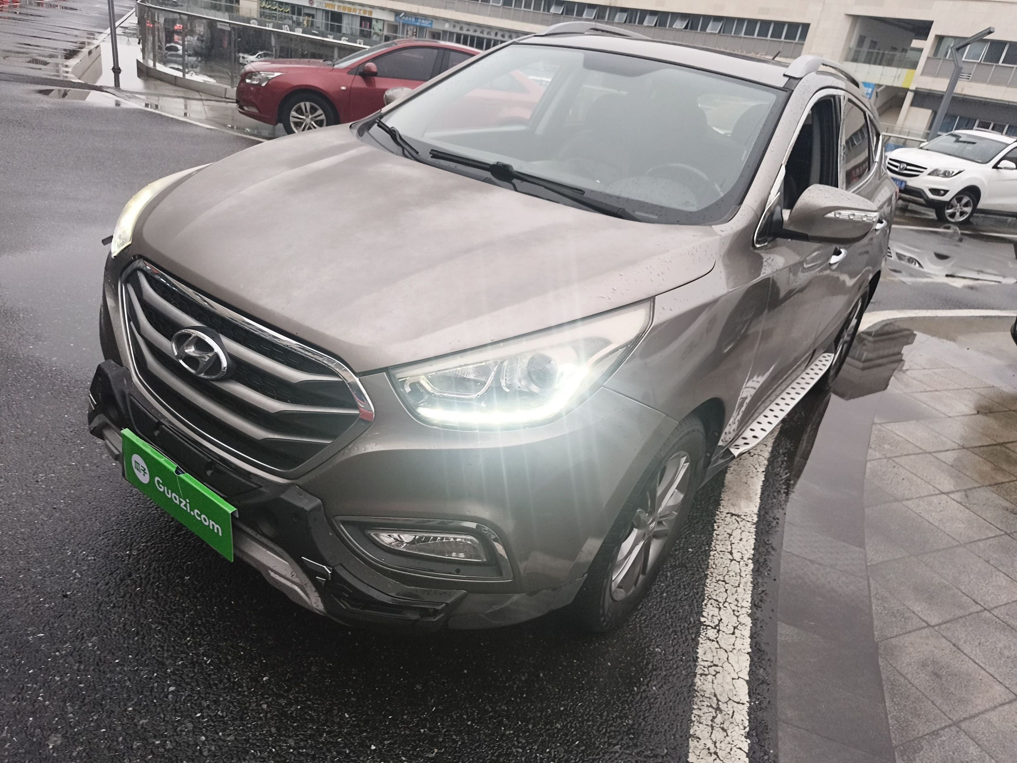 Под передней частью автомобиля