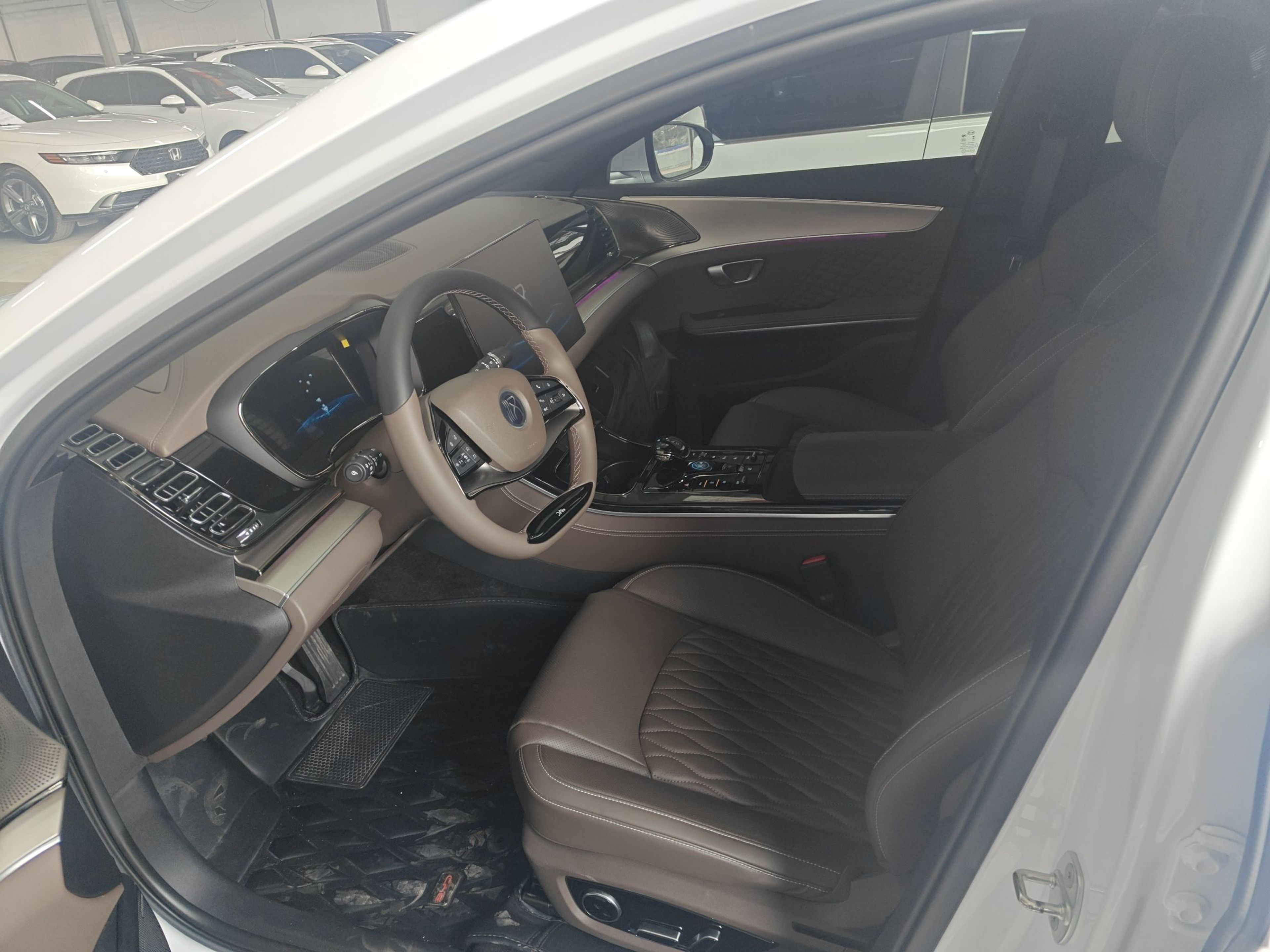 المقاعد الأمامية داخل السيارة