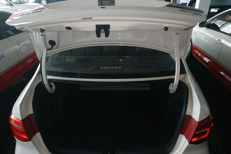 Used Volkswagen Jetta 2015 1.6L Automatic Fashion Model
