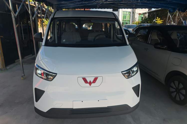 Used Wuling Yangguang 2024 300KM Comfort Version Passenger Van 75kW
