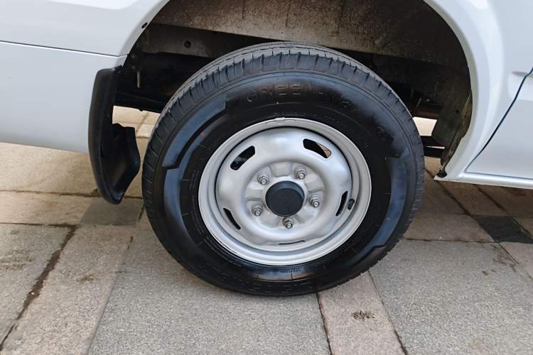 Used JMC Fushun 2025 2.0T 8AT Diesel Short-Wheelbase Mid-Top Commercial Multi-Purpose Passenger Vehicle with 5/6 Seats
