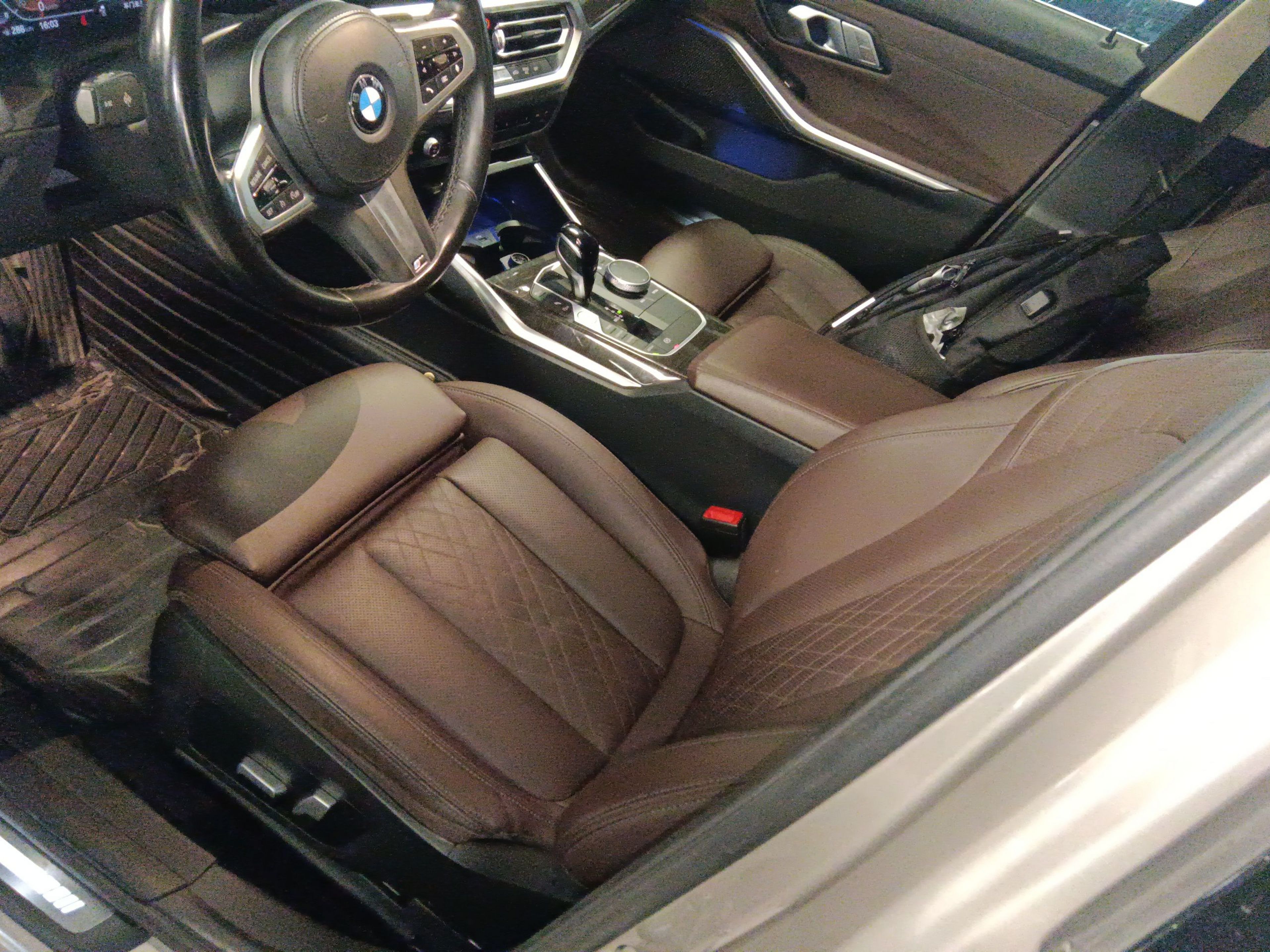 المقاعد الأمامية داخل السيارة