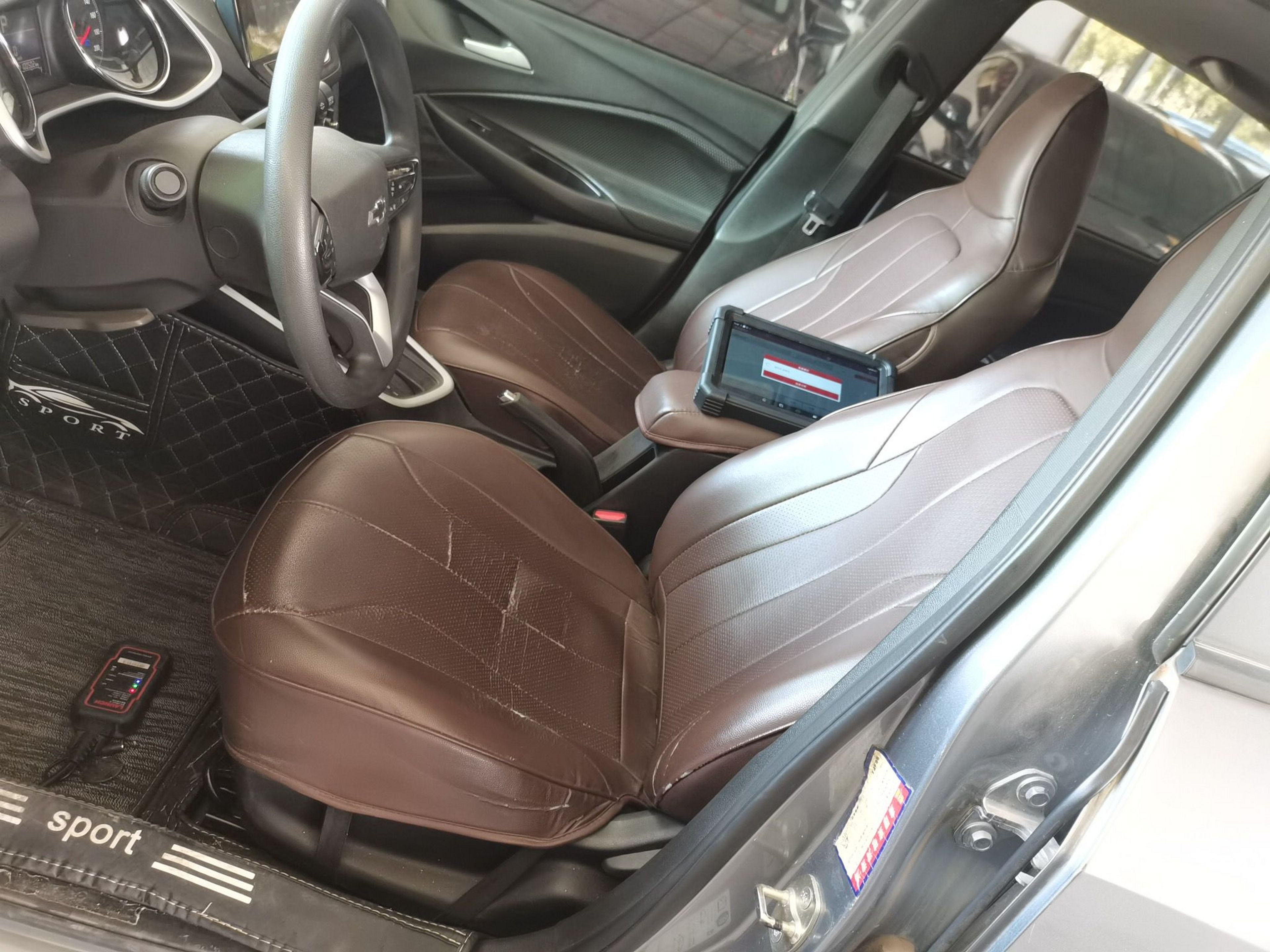 Переднее сиденье в автомобиле