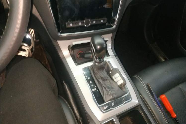 Used Roewe RX5 2016 20T Two-Wheel Drive Automatic Internet Smart Edition
