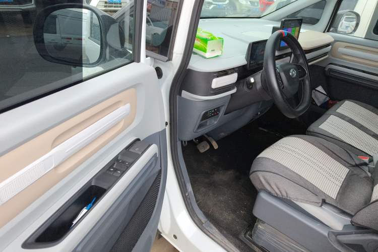 Used SAIC MAXUS Dana V1 2025 V1+ Short Wheelbase Low-Roof Multi-Function Version (42 kWh)
