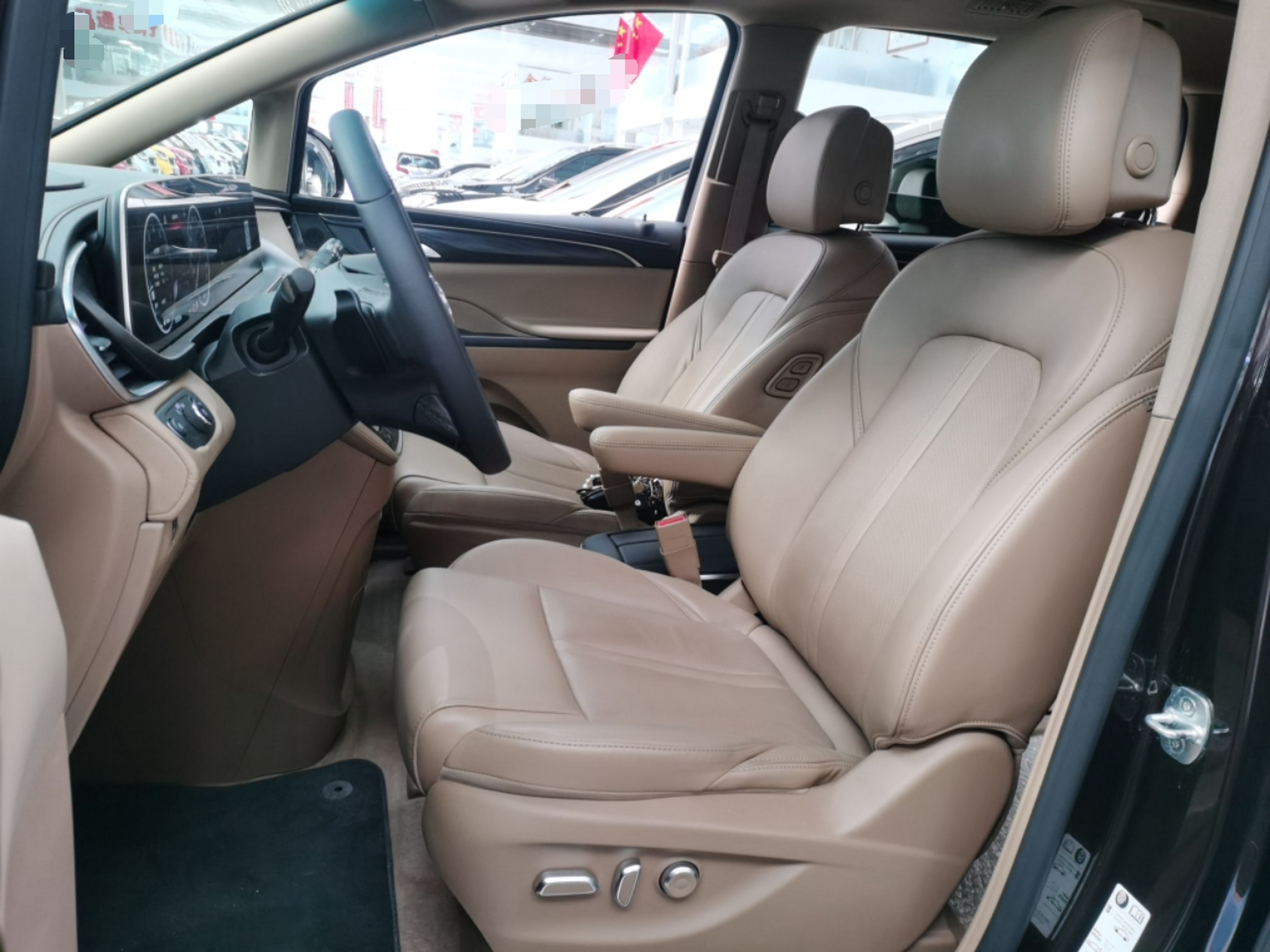 المقاعد الأمامية داخل السيارة