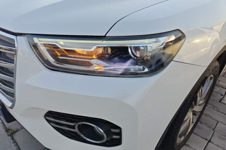 Used Haval H6 2017 Red Label 2.0T Automatic Two-Wheel Drive ZhiShang Model
