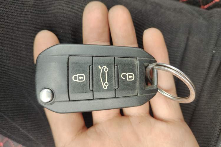 Used Citroen Elysee 2015 Zhishang Edition 1.6L Manual Fashion Model