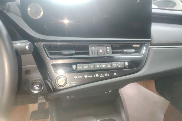 Used Lexus ES 2023 200 Excellence Edition
