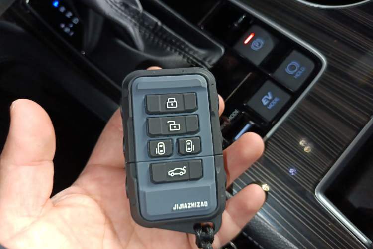 Used Toyota Granvia 2022 2.5L Hybrid Flagship Edition
