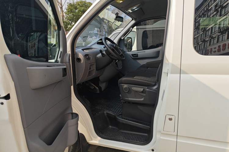 Used SAIC MAXUS Xintu V80 2023 2.0T AMT Classic Aoyuntong Short Wheelbase Ultra-Low Roof 5/6-Seater