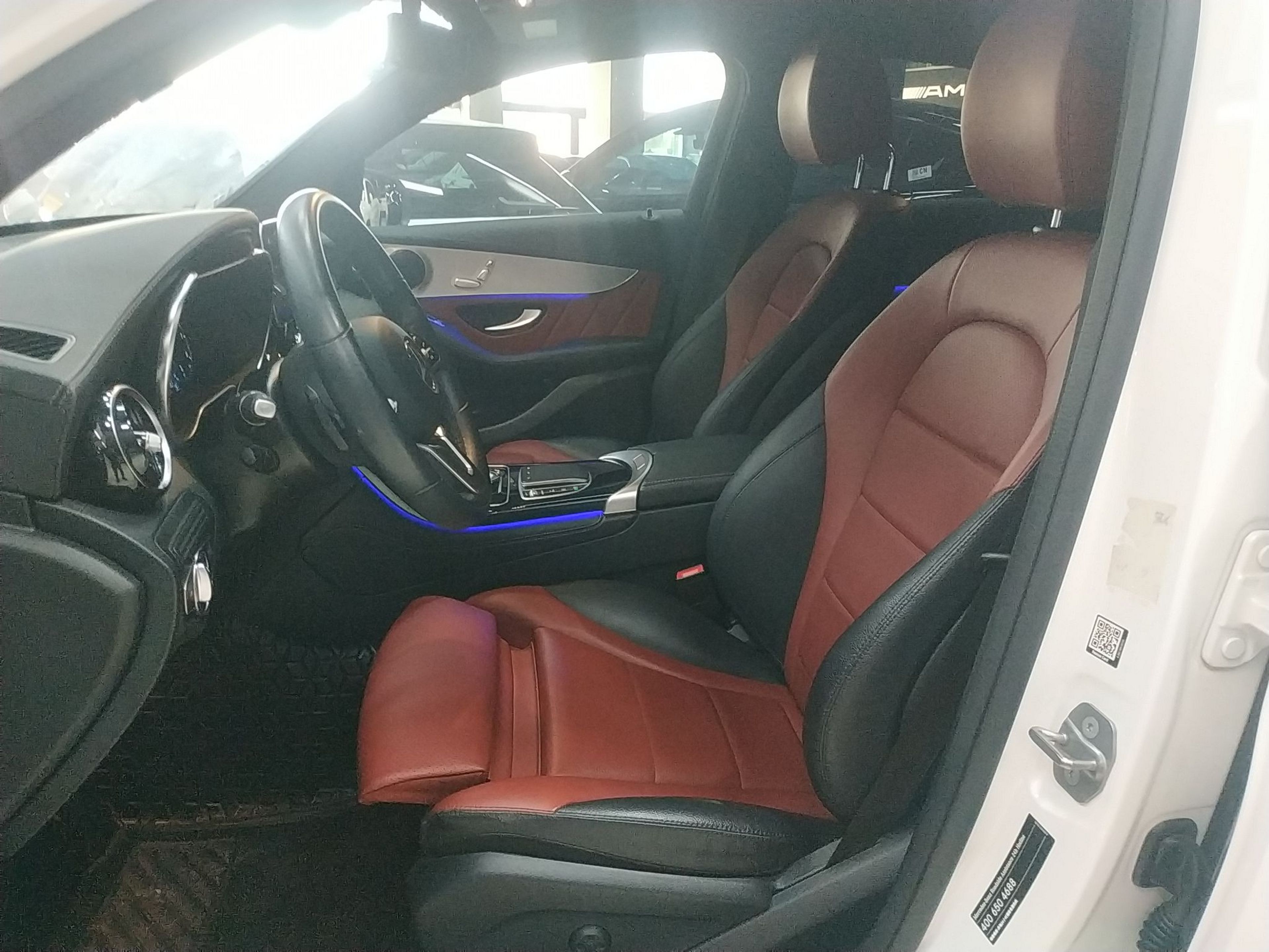 المقاعد الأمامية داخل السيارة