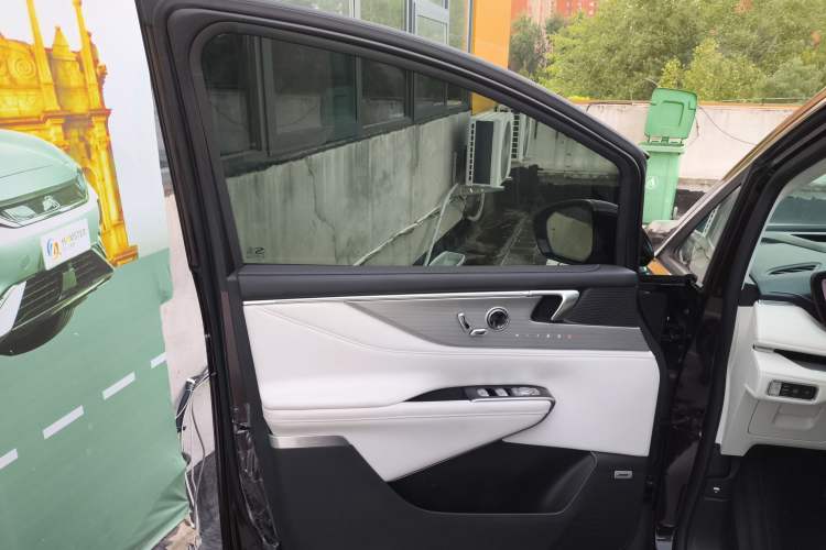 Used Buick GL8 New Energy 2024 Lu Zun Luxury Edition 7-Seater
