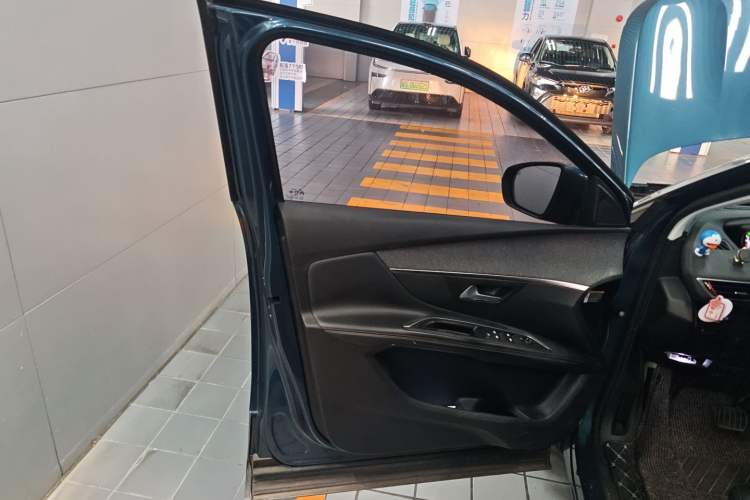 Used Peugeot 5008 2017 380THP 7-Seater Luxury Edition
