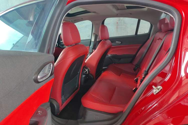 Used Alfa Romeo Giulia 2017 2.0T 200HP Luxury Edition
