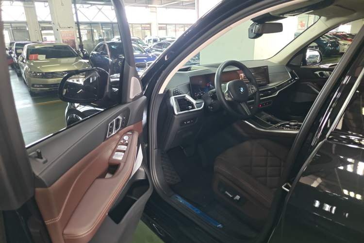 Used BMW X5 2023 xDrive 30Li Luxury M Sport Package
