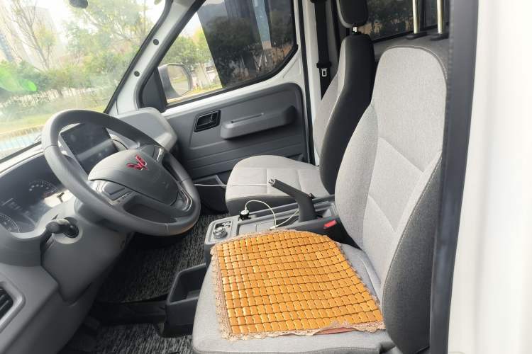 Used Wuling Yangguang 2024 300KM Comfort Version Passenger Van 75kW
